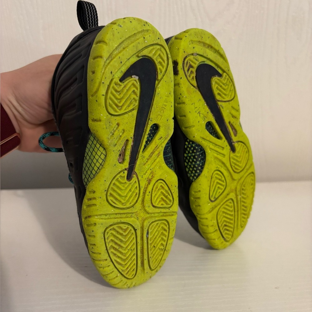 Nike | Kids Black Sneakers with Teal Laces and Neon Yellow Soles | Size 9C - Picture 4 of 7